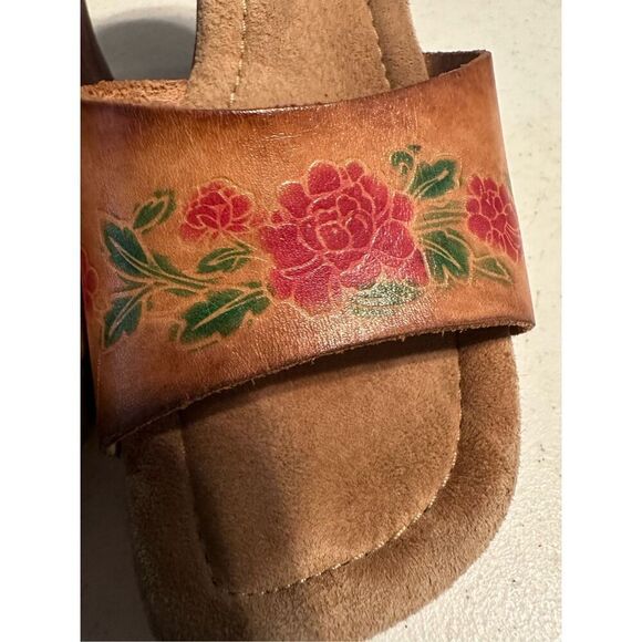 L.e.i Vintage Women's Brown Floral Embossed Leather Heeled Sandals Size 7 - Picture 3 of 11